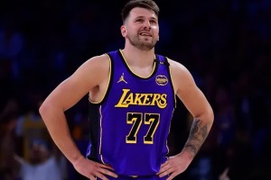 体育视频直播-湖人惨败黄蜂！东契奇+詹姆斯空砍68分，艾顿+替补全垮，防守为0